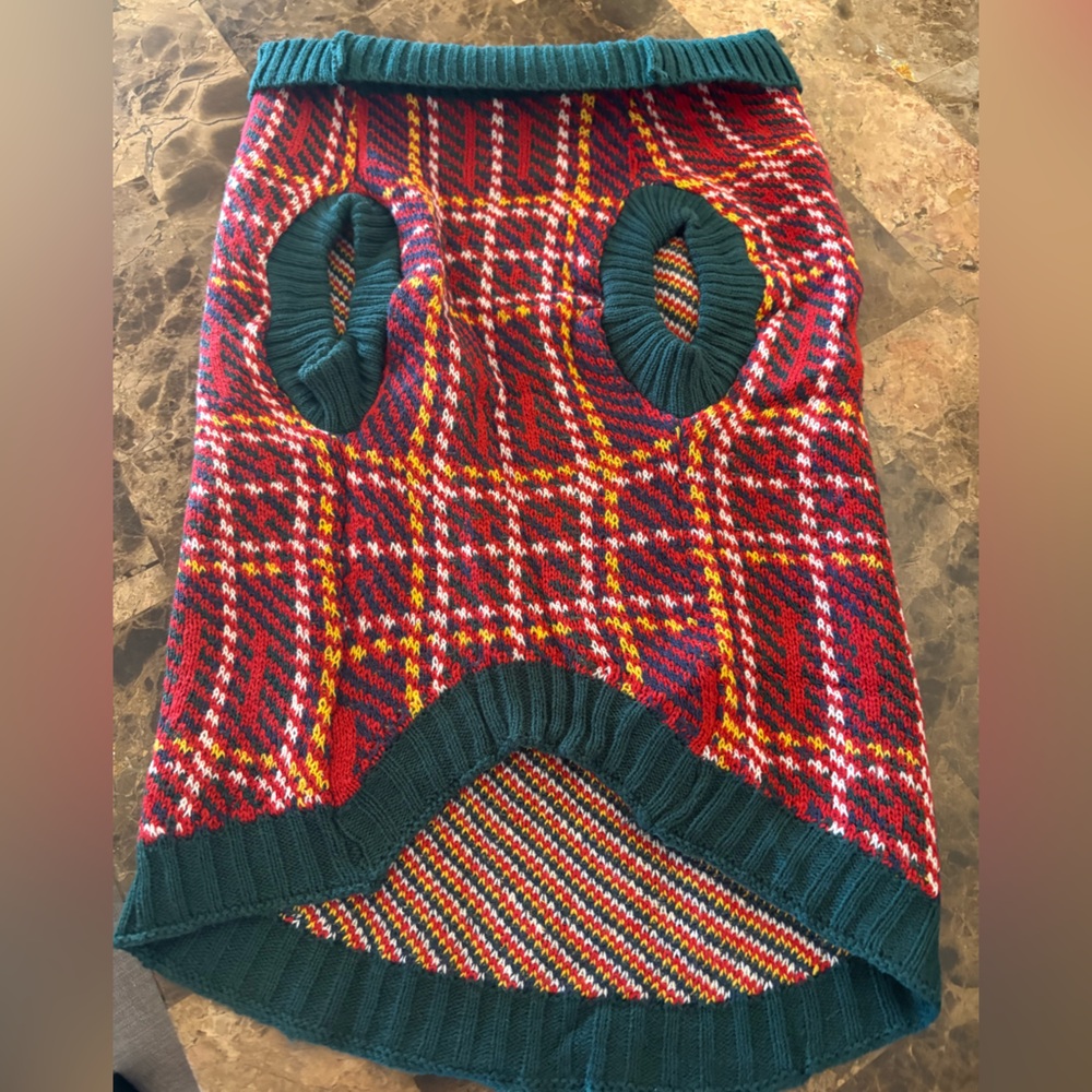 Heart To Tail 🐾 NWT  Plaid Dog Sweater in Red and Green. Size Large